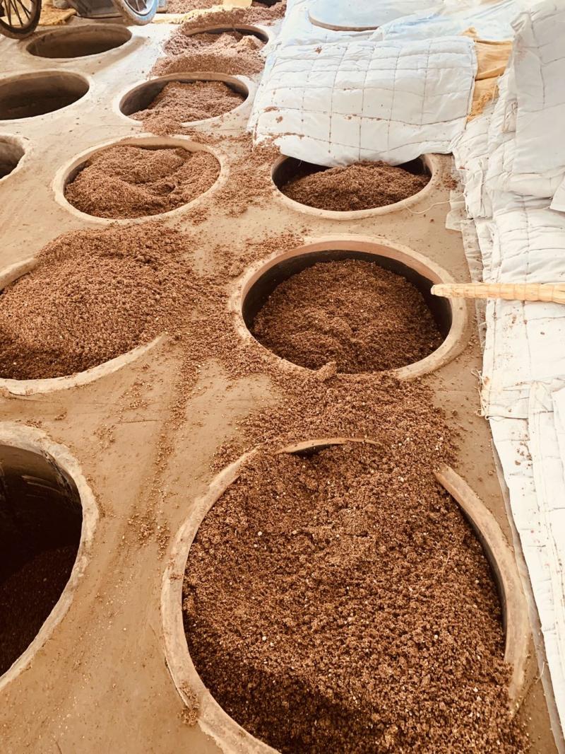 以高粱为原料,大曲为辅,经过清蒸糊化,再入地缸发酵;以品质诚实,服务